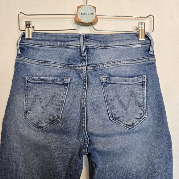 Mother 25×28 The Fly Cut Stunner Ankle Fray In Night On A Shiny White Vespa 25 - Picture 11 of 14